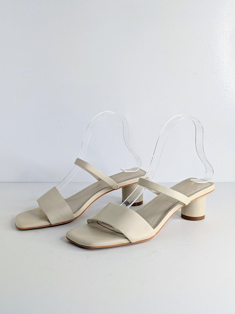 Intentionally Blank Hamp Sandals 9 White Cream Leather Two Strap Mule Round Heel